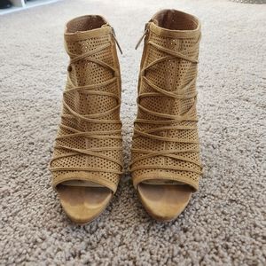 VINCE CAMUTO SIZE 7 TAN